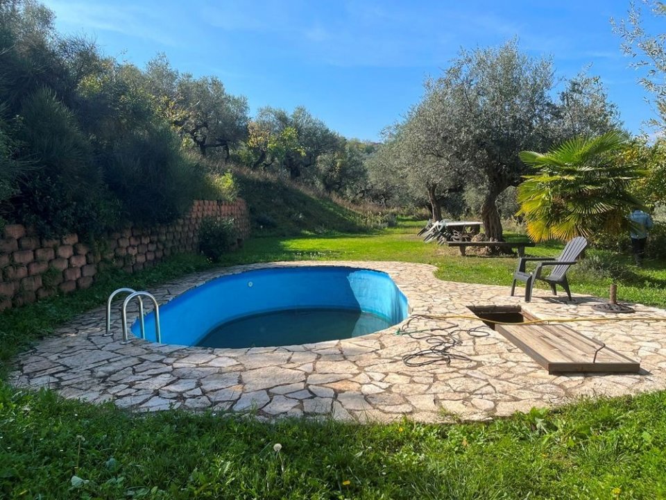 Se vende villa in zona tranquila Loreto Aprutino Abruzzo foto 4
