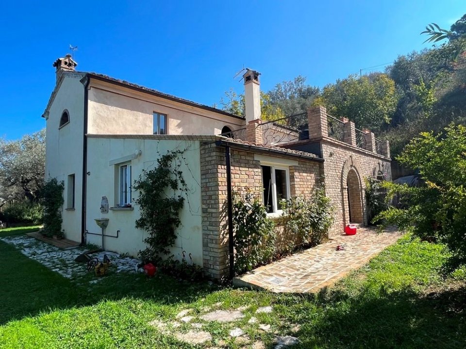 For sale villa in quiet zone Loreto Aprutino Abruzzo foto 2